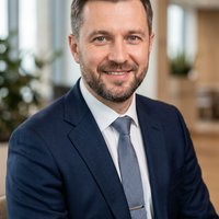 Портрет уверенного бизнесмена компании Атт Авто на нейтральном фоне для раздела о руководстве